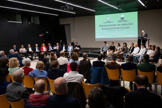Giunta provinciale, Consiglio dei cittadini per il clima e Stakeholder Forum per il clima in dialogo: entrambi gli organismi di partecipazione hanno presentato i risultati del loro lavoro al NOI Techpark di Bolzano. (Foto: USP/Fabio Brucculeri)