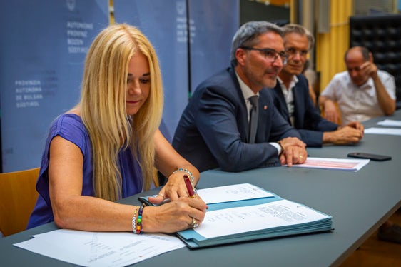 Landeshauptmann Kompatscher (2.v.l.) signalisierte die Bereitschaft, nach diesem ersten Schritt sofort weiter zu verhandeln. Für die Landesagentur für die Gewerkschaftsbeziehungen unterzeichneten (v.l.) Brunhild Pircher, Vorsitzender Hermann Troger, Domenico Laratta (verdeckt). Mit am Tisch Albrecht Matzneller, Direktor der Abteilung Personal. (Foto: LPA/Fabio Brucculeri)