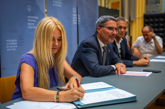 Landeshauptmann Kompatscher (2.v.l.) signalisierte die Bereitschaft, nach diesem ersten Schritt sofort weiter zu verhandeln. Für die Landesagentur für die Gewerkschaftsbeziehungen unterzeichneten (v.l.) Brunhild Pircher, Vorsitzender Hermann Troger, Domenico Laratta (verdeckt). Mit am Tisch Albrecht Matzneller, Direktor der Abteilung Personal. (Foto: LPA/Fabio Brucculeri)