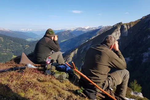 Gli agenti venatori sono esperti in materia di caccia, tutela della fauna e della natura; vengono formati a intervalli regolari nella Scuola forestale Latemar di Nova Levante. Nella seduta del 24 luglio, su proposta dell’assessore provinciale alle Foreste Luis Walcher, la Giunta provinciale ha approvato la nomina dei membri della commissione d’esame incaricata di valutare l’idoneità all'esercizio della funzione di agente venatorio professionale e volontario. (Foto: USP/Archivio dell’Ufficio provinciale Gestione fauna selvatica)