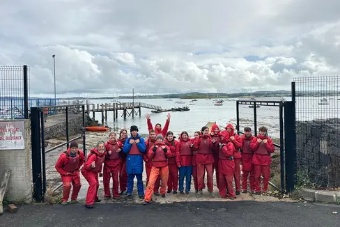 Erfolgreicher Jugendaustausch zwischen Südtirol und Belfast: Das Bild zeigt die Teilnehmerinnen und Teilnehmer am Belfast Lough, einem Meeresarm der irischen See. (Foto: LPA/Landesamt für Jugendarbeit/Sarah Lazzari, Helga Tinkhauser, Benjamin Schlesier)