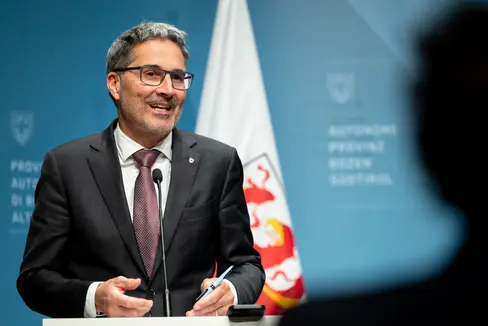 La Provincia ricorre al Consiglio di Stato contro la sentenza di annullamento del Tribunale amministrativo: in conferenza stampa il presidente Kompatscher ha illustrato come siano pochissimi i ricorsi contro le gare d'appalto bandite dalla Provincia (Foto: USP/Fabio Brucculeri)