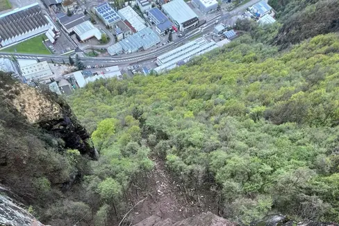 Tra i problemi legati al maltempo di Pasqua, a Ora si è verificata un crollo in roccia con massi grandi che hanno danneggiato una falegnameria situata in zona artigianale. (Foto: ASP/Ufficio Geologia e prove materiali)