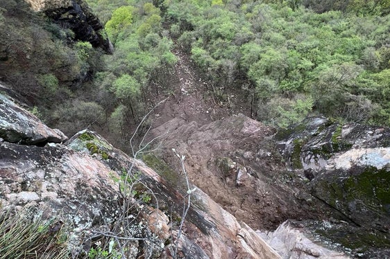 In Auer hatte sich aus der Felswand oberhalb der Industriezone ein großer Felsbrocken gelöst und war in ein Firmengebäude gestürzt. (Foto: LPA/Landesamt für Geologie und Baustoffprüfung)
