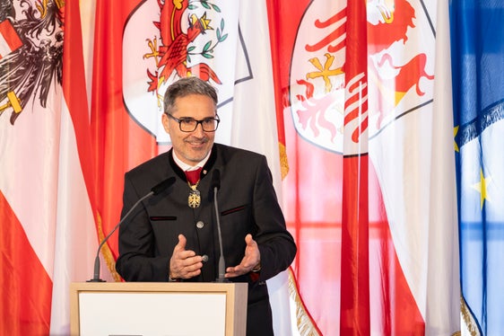 Il presidente della Provincia autonoma di Bolzano Arno Kompatscher ha sottolineato: “Questo impegno per la cultura e la tradizione, nonché per l'attività economica, l'impegno per i nostri valori unificanti e l'assistenza attiva ai più deboli della nostra società creano comunità e coesione. (Foto: Land Tirol/Die Fotografen)