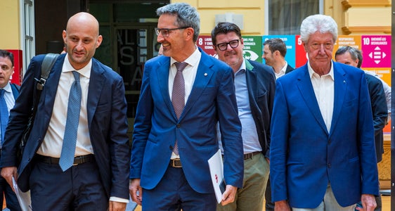 Ein neuer Weg für das Bahnhofsareal in Bozen: RFI übernimmt den Neubau des Bahnhofs. Land und Gemeinde kümmern sich um die Entwicklung der frei werden Flächen. Dies haben (v.l.) RFI-Generaldirektor Strisciuglio, Landeshauptmann Kompatscher und Bozens Bürgermeister Caramaschi in Bozen vereinbart. (Foto: LPA/Fabio Brucculeri)