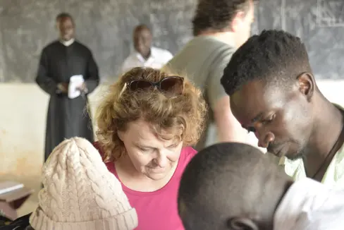 Bildung ist Zukunft. Gerade deshalb sind Investitionen in lokale Schulbauten von großer Bedeutung für die Bevölkerung, ist Landesrätin Pamer überzeugt. Die Schülerinnen und Schüler der Berufsschule in Bukulula zeigten der Südtiroler Landesrätin begeistert, was sie in den vergangenen Monaten gelernt haben. (Foto: LPA/Hannes Wisthaler)