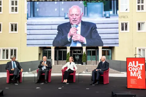 La storia di successo dell'autonomia inaugurata da Magnano deve essere proseguita anche in futuro, hanno detto i suoi compagni di viaggio Valentin, Durnwalder, Stocker e Salghetti Drioli. (Foto: ASP/Ivo Corrà)