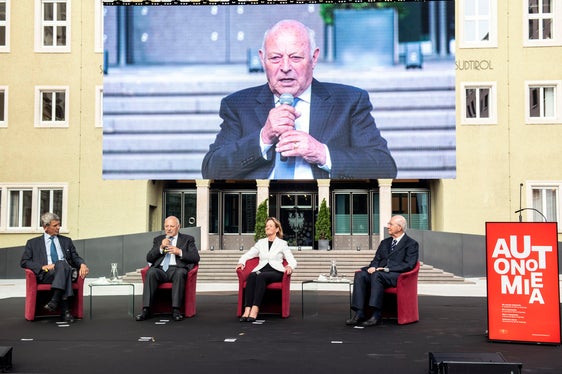 La storia di successo dell'autonomia inaugurata da Magnano deve essere proseguita anche in futuro, hanno detto i suoi compagni di viaggio Valentin, Durnwalder, Stocker e Salghetti Drioli. (Foto: ASP/Ivo Corrà)