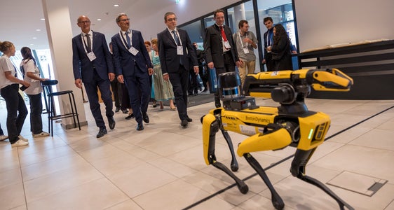 Forschung zur Künstlichen Intelligenz stand bei den Euregio Days beim Europäischen Forum Alpbach im August im Mittelpunkt. Vergeben wurden dort auch der Euregio-JungforscherInnen- und der Euregio-Innovationspreis. (Foto: Land Tirol/Sedlak)