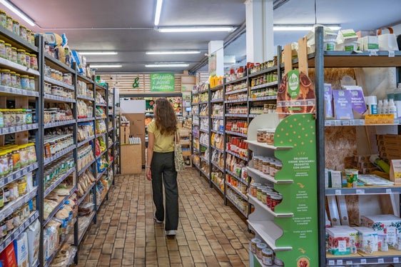 Das Biofachgeschäft GianniBio beschäftigt insgesamt drei Mitarbeitende mit Behinderungen. Firmeninhaber Andrea Paiarolo berichtet von durchwegs positiven Erfahrungen aus der Zusammenarbeit mit seinen Mitarbeitenden sowie mit den zuständigen Stellen im Land. (Foto: LPA/Greta Stuefer)