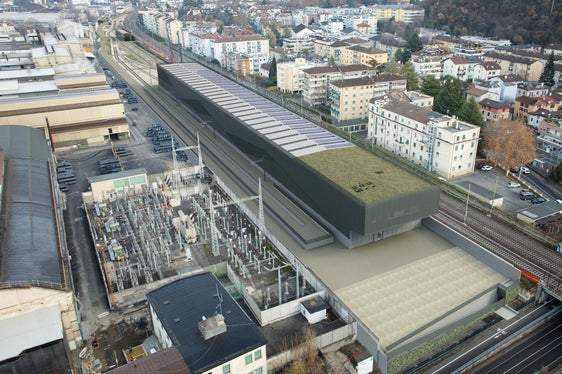 Eine zweites Rendering des neuen Wartungszentrums in Bozen Süd, neben der Bahnlinie und in der Nähe des Stadtviertels Oberau-Haslach.
(Quelle: LPA/Ressort Infrastrukturen und Mobilität)