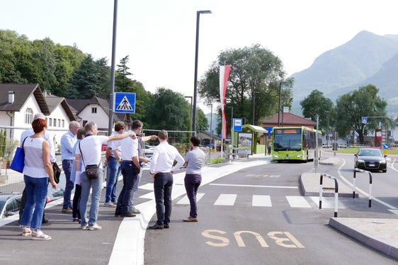 L'assessore alla mobilità, Daniel Alfreider, assieme alla sindaca di Caldaro, Gertrud Benin Bernard, altri rappresentanti del Comprensorio, il direttore della Ripartizione infrastrutture, Valentino Pagani, il direttore della Ripartizione mobilità, Martin Vallazza, ed i tecnici e progettisti hanno fatto un sopralluogo all'ex stazione ferroviaria di Caldaro ed in località Ganda di Sopra (Foto: ASP/Ingo Dejaco)