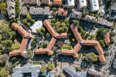 Bolzanism Museum, il primo museo italiano sul social housing, è stato scelto dalla Fondazione Scuola Beni e Attività Culturali tra le migliori pratiche a livello nazionale. Nella foto, una splendida panoramica dall'alto degli edifici di via Barletta, via Bari e via Parma, a Bolzano. (Foto: ASP)