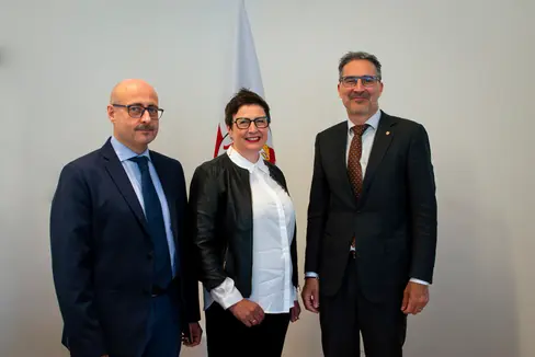 Die Spitze des Landesbeirats für Kommunikation, Präsidentin Judith Gögele und Vizepräsident Felice Espro (links), sprachen mit Landeshauptmann Arno Kompatscher (rechts) über die Entwicklung der Medien. (Foto: LPA/Fabio Brucculeri)