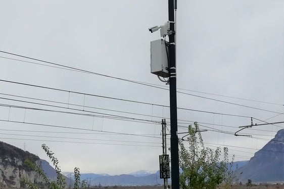 Neben dem Lärmpegel erfasst die ortsfeste Lärmmessstation auch die Anzahl, Länge und Geschwindigkeit der vorbeifahrenden Züge. (Foto: Landesagentur für Umwelt und Klimaschutz/Nadia Franzoi)