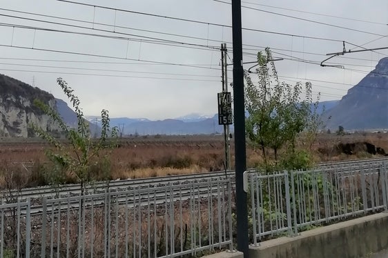 Neben dem Lärmpegel erfasst die ortsfeste Lärmmessstation auch die Anzahl, Länge und Geschwindigkeit der vorbeifahrenden Züge. (Foto: Landesagentur für Umwelt und Klimaschutz/Nadia Franzoi)