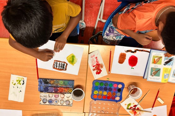 Die Sommerkurse bieten Schülerinnen und Schülern mit Migrationsgeschichte die Möglichkeit, ihre Deutsch- oder Italienischkenntnisse zu festigen und mehr Sicherheit im Schulalltag zu gewinnen. (Foto: LPA/Pädagogische Abteilung/Deutsche Bildungsdirektion/Landesamt für Beratung/Fabio Casati)