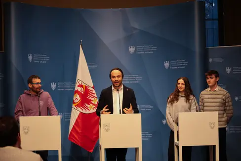 Stellten gemeinsam die nächsten Schritte zur Umsetzung des Jugendhaushaltes vor: (v.l.) Florian Pallua (Forum Prävention), Landesrat Philipp Achammer, Anna Maria Gamper und Justin Lang (Jugendbeirat der Gemeinde Algund). (Foto: LPA/Clara Masiero)