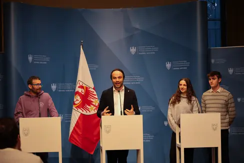 Insieme hanno presentato i prossimi passi per l'attuazione del Bilancio giovani: nella foto (da sinistra) Florian Pallua (Forum Prevenzione), l'assessore provinciale Philipp Achammer, Anna Maria Gamper e Justin Lang (Consiglio per i giovani del comune di Lagundo). (Foto: USP/Clara Masiero)