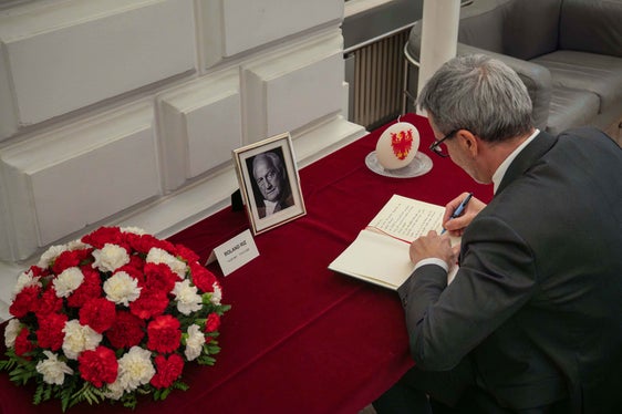 Landeshauptmann Arno Kompatscher nahm am 13. Jänner im Beisein der Landesregierung die erste Eintragung in das Kondolenzbuch vor. (Foto: LPA/Greta Stuefer)