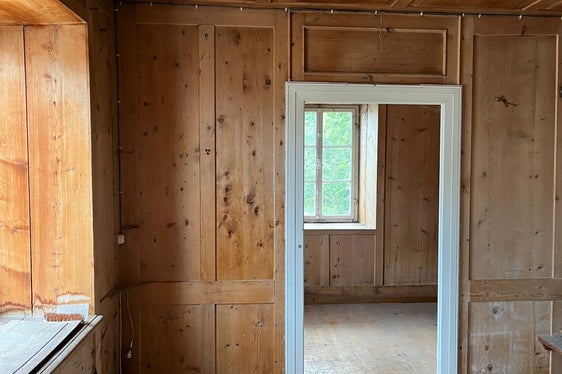 Al suo interno, casa Hofer presenta finiture di alta qualità con finestre, porte, pavimenti e rivestimenti all'interno del salone. (Foto: ASP/Soprintendenza ai beni culturali)