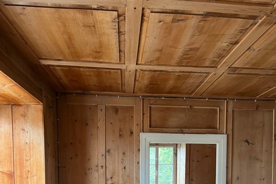 Innen verfügt das Hofer-Haus über eine hochwertige Ausstattung mit Fenstern, Türen, Böden und einer Stubentäfelung. (Foto: LPA/Landesdenkmalamt)