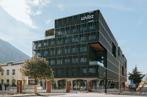 In Bozen Süd, auf dem Gelände des NOI Techpark, wurde die neue Fakultät für Ingenieurwesen der Freien Universität Bozen eröffnet. (Foto: LPA/NOI Techpark/Daniele Fiorentino)