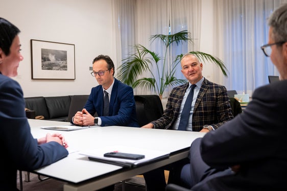 Landesrätin Ulli Mair (von links), Landeshauptmann Arno Kompatscher, der Leiter der Bahnpolizei Francesco Zunino und Inspektor Marco D'Artista tauschten sich über Sicherheit aus. (Foto: LPA/Fabio Brucculeri).