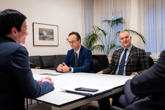 Landesrätin Ulli Mair (von links), Landeshauptmann Arno Kompatscher, der Leiter der Bahnpolizei Francesco Zunino und Inspektor Marco D'Artista tauschten sich über Sicherheit aus. (Foto: LPA/Fabio Brucculeri).
