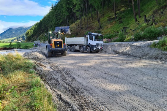 Auf der Staatsstraße auf den Reschenpass ist der Landesstraßendienst seit gestern im Einsatz, um die Straße von Geröll und Schlamm zu befreien. (Foto: LPA/Landesstraßendienst)