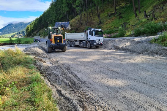 Camion ed escavatori al lavoro per ore per rimuovere i detriti ed il fango dalle arterie statali. (Foto: ASP/Ufficio sistemazione bacini montani Ovest)