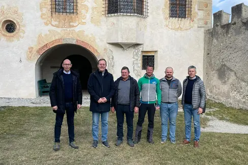 Machten sich vor Ort ein Bild von den Sanierungsarbeiten auf Schloss Velthurns (v.l.): Amtsdirektor Luca Carmignola, Landesrat Massimo Bessone, Bürgermeister Konrad Messner, Vizebürgermeister Patrick Delueg, Abteilungsdirektor Daniel Bedin und der technische Sachbearbeiter Stefano Rebeschini. (Foto: LPA/Anna Pitarelli)