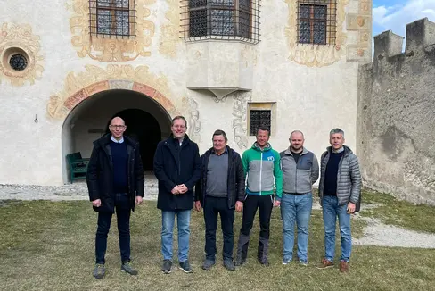Machten sich vor Ort ein Bild von den Sanierungsarbeiten auf Schloss Velthurns (v.l.): Amtsdirektor Luca Carmignola, Landesrat Massimo Bessone, Bürgermeister Konrad Messner, Vizebürgermeister Patrick Delueg, Abteilungsdirektor Daniel Bedin und der technische Sachbearbeiter Stefano Rebeschini. (Foto: LPA/Anna Pitarelli)