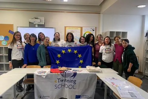 Osservare il lavoro di altri docenti, calarsi in contesti internazionali per approfondire competenze relative a plurilinguismo, inclusione e innovazione. Questo l'obiettivo del progetto Erasmus + al quale ha preso parte una delegazione di insegnanti dell'istituto comprensivo Bolzano VI, che hanno visitato tre diverse scuole della Germania: l'Einstein Gymnasium e la Finow Grundschule a Berlino e il Neue Ganztagsschule a Potsdam. (Foto: USP)