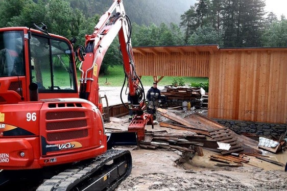 Die Berufsfeuerwehr hat gestern Abend die Entwicklung der Lage in Pflersch im Auge behalten und ist heute bei den Aufräumarbeiten im Einsatz. (Foto: Agentur für Bevölkerungsschutz/Berufsfeuerwehr)