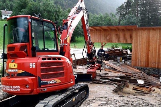 Die Berufsfeuerwehr hat gestern Abend die Entwicklung der Lage in Pflersch im Auge behalten und ist heute bei den Aufräumarbeiten im Einsatz. (Foto: Agentur für Bevölkerungsschutz/Berufsfeuerwehr)