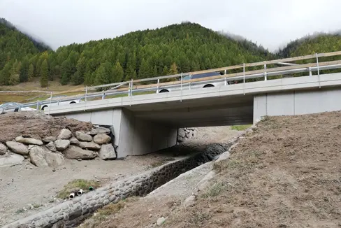 In quattro mesi di lavori e con un investimento di 950.000 euro, la Provincia ha rinnovato il ponte e il tratto stradale in località Patscheid, lungo la strada provinciale di Vallelunga (Foto: ASP/Ufficio tecnico strade Ovest)