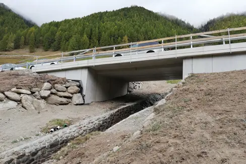 In quattro mesi di lavori e con un investimento di 950.000 euro, la Provincia ha rinnovato il ponte e il tratto stradale in località Patscheid, lungo la strada provinciale di Vallelunga (Foto: ASP/Ufficio tecnico strade Ovest)