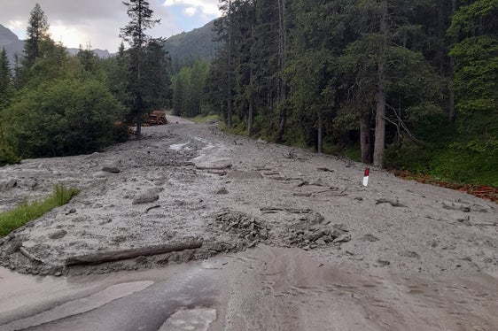 Die Straße nach Sulden ist gesperrt. Rund 500 Kubikmeter Material liegen nach einer Mure auf der Fahrbahn. Derzeit laufen die Säuberungsarbeiten. (Foto: LPA/Landesstraßendienst)