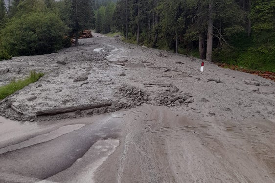 La strada per Solda è chiusa. Circa 500 metri cubi di materiale giacciono sulla strada in seguito a uno smottamento. I lavori di ripristino sono attualmente in corso. (Foto: ASP/Servizio strade della Provincia)