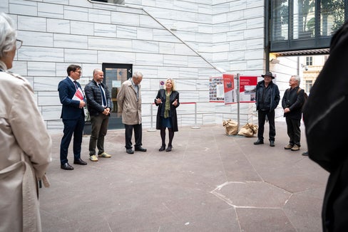 Die Baukultur zu den Menschen bringen: Ziel der in Bozen vorgestellten Ausstellung mit (Bildmitte, von links) Dominik Holzer (Euregio-Generalsekretariat), Daniel Bedin (Direktor des Ressorts Hochbau, Valorisierung des Vermögens, Grundbuch und Kataster), Wendelin Weingartner (Tiroler Alt-Landeshauptmann und Stifter des Preises) und Wittfrida Mitterer (Direktorin Kuratorium Technische Kulturgüter). (Foto: LPA/Fabio Brucculeri)