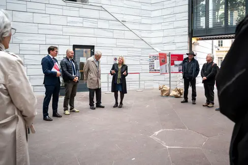 Avvicinare la cultura architettonica alle persone: questo è l’obiettivo della mostra presentata a Bolzano con (al centro, da sinistra) Dominik Holzer (Segretariato generale dell’Euregio), Daniel Bedin (direttore del Dipartimento Opere pubbliche, Valorizzazione del patrimonio, Libro fondiario e Catasto), Wendelin Weingartner (ex capitano del Tirolo e fondatore del premio) e Wittfrida Mitterer (direttrice del Curatorium beni tecnici culturali) (Foto: USP/Fabio Brucculeri)