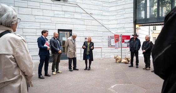 Die Baukultur zu den Menschen bringen: Ziel der in Bozen vorgestellten Ausstellung mit (Bildmitte, von links) Dominik Holzer (Euregio-Generalsekretariat), Daniel Bedin (Direktor des Ressorts Hochbau, Valorisierung des Vermögens, Grundbuch und Kataster), Wendelin Weingartner (Tiroler Alt-Landeshauptmanns und Stifter des Preises) und Wittfrida Mitterer (Direktorin Kuratorium Technische Kulturgüter) (Foto: LPA/Fabio Brucculeri)