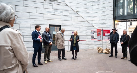 Avvicinare la cultura architettonica alle persone: questo è l’obiettivo della mostra presentata a Bolzano con (al centro, da sinistra) Dominik Holzer (Segretariato generale dell’Euregio), Daniel Bedin (direttore del Dipartimento Opere pubbliche, Valorizzazione del patrimonio, Libro fondiario e Catasto), Wendelin Weingartner (ex capitano del Tirolo e fondatore del premio) e Wittfrida Mitterer (direttrice del Curatorium beni tecnici culturali) (Foto: USP/Fabio Brucculeri)