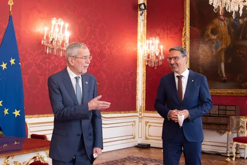 Il presidente federale austriaco Van der Bellen (s.) con il presidente Kompatscher nel corso dell'incontro tenutosi a Vienna il 6 luglio 2021 (Foto: Carina Karlovits/HBF)
