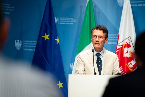 Schulamtsleiter Vincenzo Gullotta sprach von einem neuen Modell, das den Lebensraum als erweiterten Bildungsraum versteht und sich besonders an benachteiligte Schülerinnen und Schüler richtet: „Einige Schulen haben bereits mit großer Begeisterung auf den Vorschlag reagiert.“ (Foto: LPA/Fabio Brucculeri)