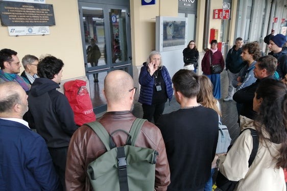 Delegazione dell’Ufficio Servizio giovani della Ripartizione cultura tedesca sul luogo dell’attentato del 2 agosto 1980 con la storica Cinzia Venturoli (Foto: USP/Agide Melloni)