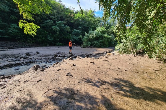 Gli operai hanno dovuto utilizzare una gru per riposizionare il ponte Runster in località Lahnbach. (Foto: ASP/Ufficio sistemazione bacini montani Ovest)