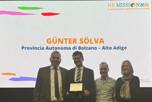 Die Landesverwaltung hat für ein umfassendes Weiterbildungsprojekt im Bereich Künstliche Intelligenz den Preis Human Ressource Mission der Vereinigung Associazione Italiana per la Direzione del Personale (AIDP) erhalten, im Bild (von links) Generaldirektor Alexander Steiner, der Direktor des Amtes für Personalentwicklung Günter Sölva, Peter Ratschiller (Mitarbeiter der Abteilung Informatik) und Margit Laimer (Mitarbeiterin des Amtes für Personalentwicklung). (Foto: LPA/Generaldirektion)